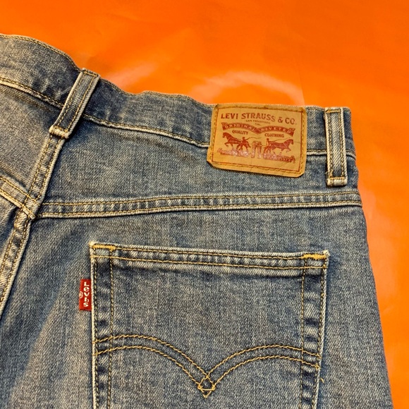 Levi's Medium Wash Roll Cuff Midi Shorts Women's Size 28 - Picture 4 of 7